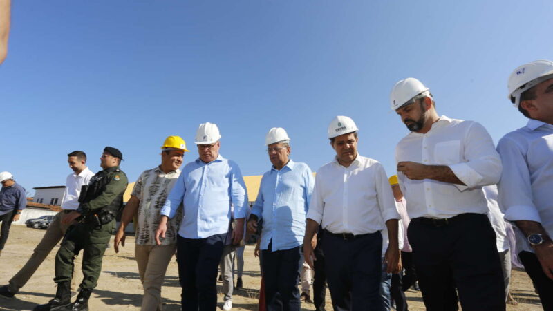 Governador em exercício Evandro Leitão vistoria início de construção de novo prédio escolar no Conjunto Ceará