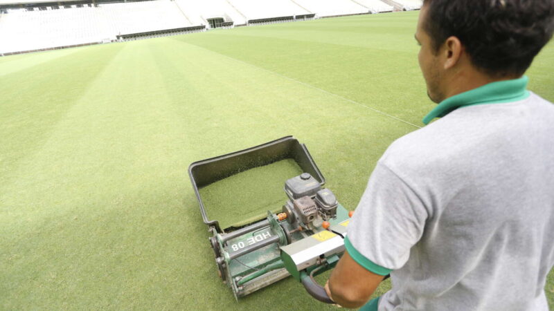 Trabalho de manutenção do gramado do Castelão é intensificado com pausa para data Fifa