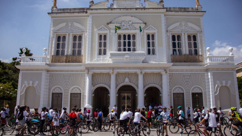 Reunindo mais de 100 ciclistas, o ‘Bó di Bike’ da Secult Ceará, transforma as ruas de Fortaleza em museu aberto