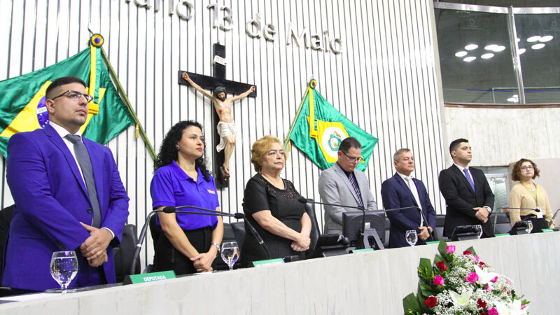 História de 40 anos do Colégio Carlos Lobo é celebrada em sessão solene