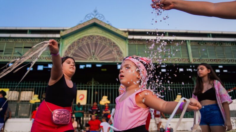 Foliões tomam conta do Mercado da Aerolândia e do Largo da Mocinha no terceiro dia de Carnaval