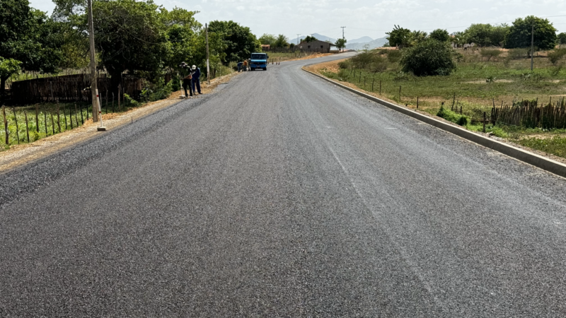 Obra de pavimentação da CE-276, entre Iracema e a Serra dos Bastiões, avança e chega a 65% de execução