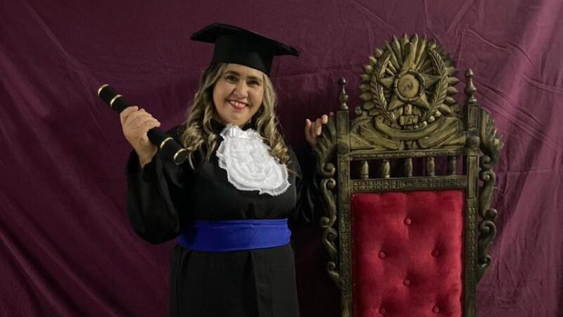 Aluna da EJA é aprovada em Letras na UFC após ficar quase 20 anos longe da escola
