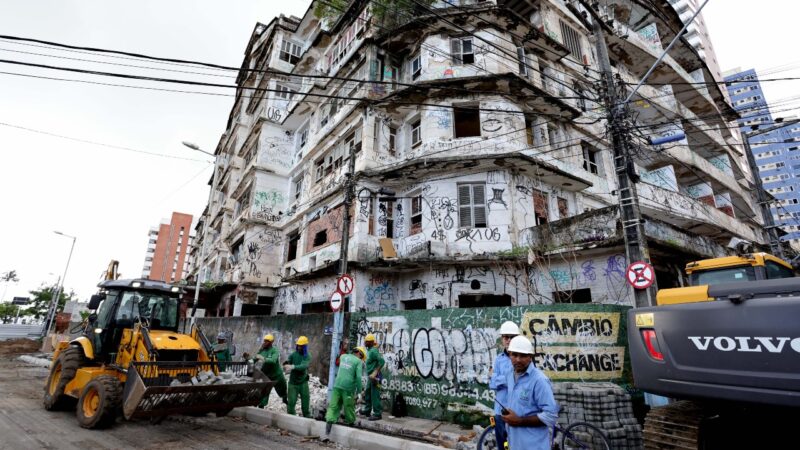 Prefeitura de Fortaleza inicia demolição do Edifício São Pedro, na Praia de Iracema