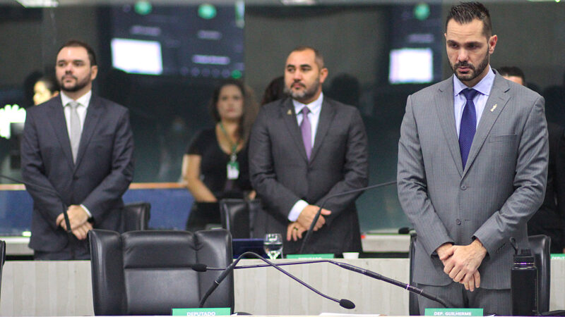 Plenário da Alece presta minuto de silêncio por morte de empresário