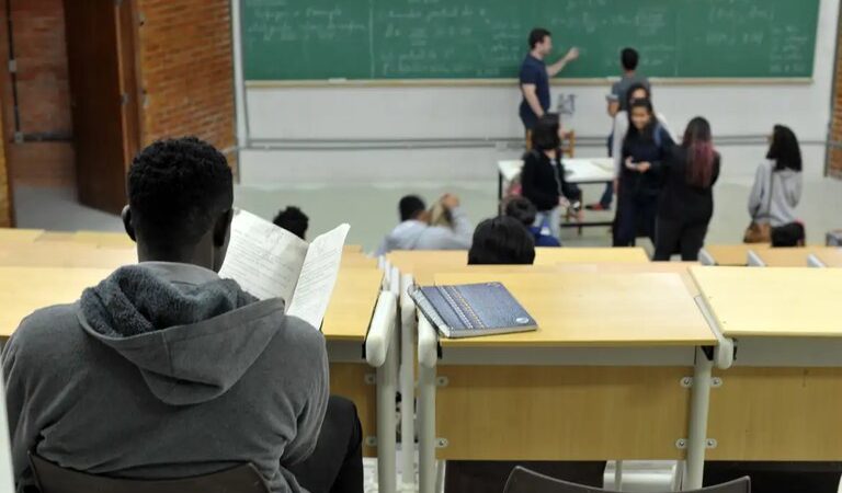 Greve na educação: governo apresenta proposta de reestruturação das carreiras