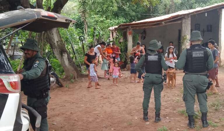Patrulha Rural da PMCE realiza entrega de lembrancinhas para crianças da zona rural de Tianguá no domingo de Páscoa