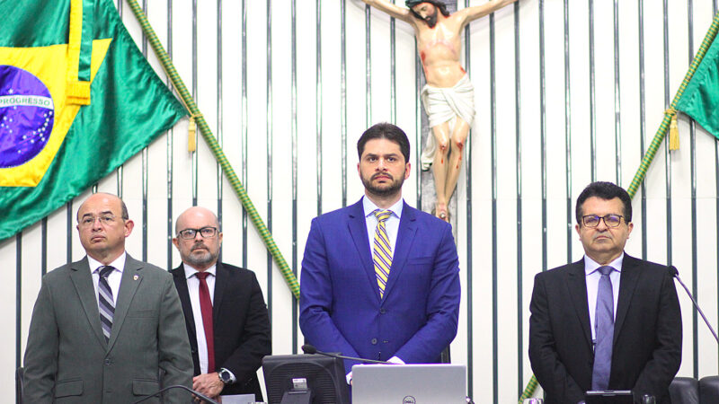 Plenário da Alece presta minuto de silêncio por morte do médico Darival Bringel
