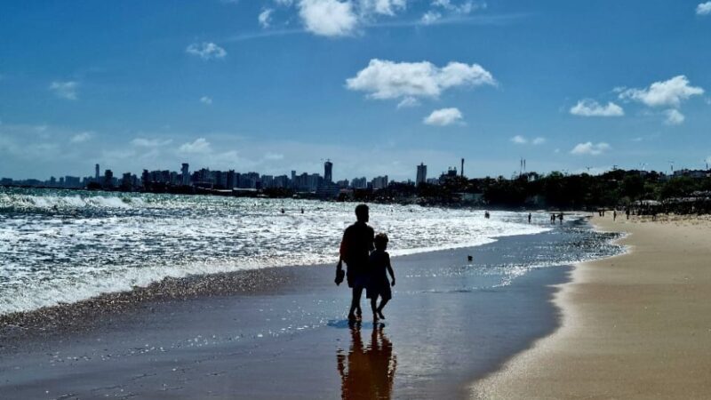 Fortaleza tem oito trechos de praia próprios para banho neste fim de semana