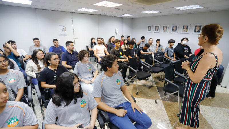 Alunos da Escola Antônio Bezerra visitam a Alece