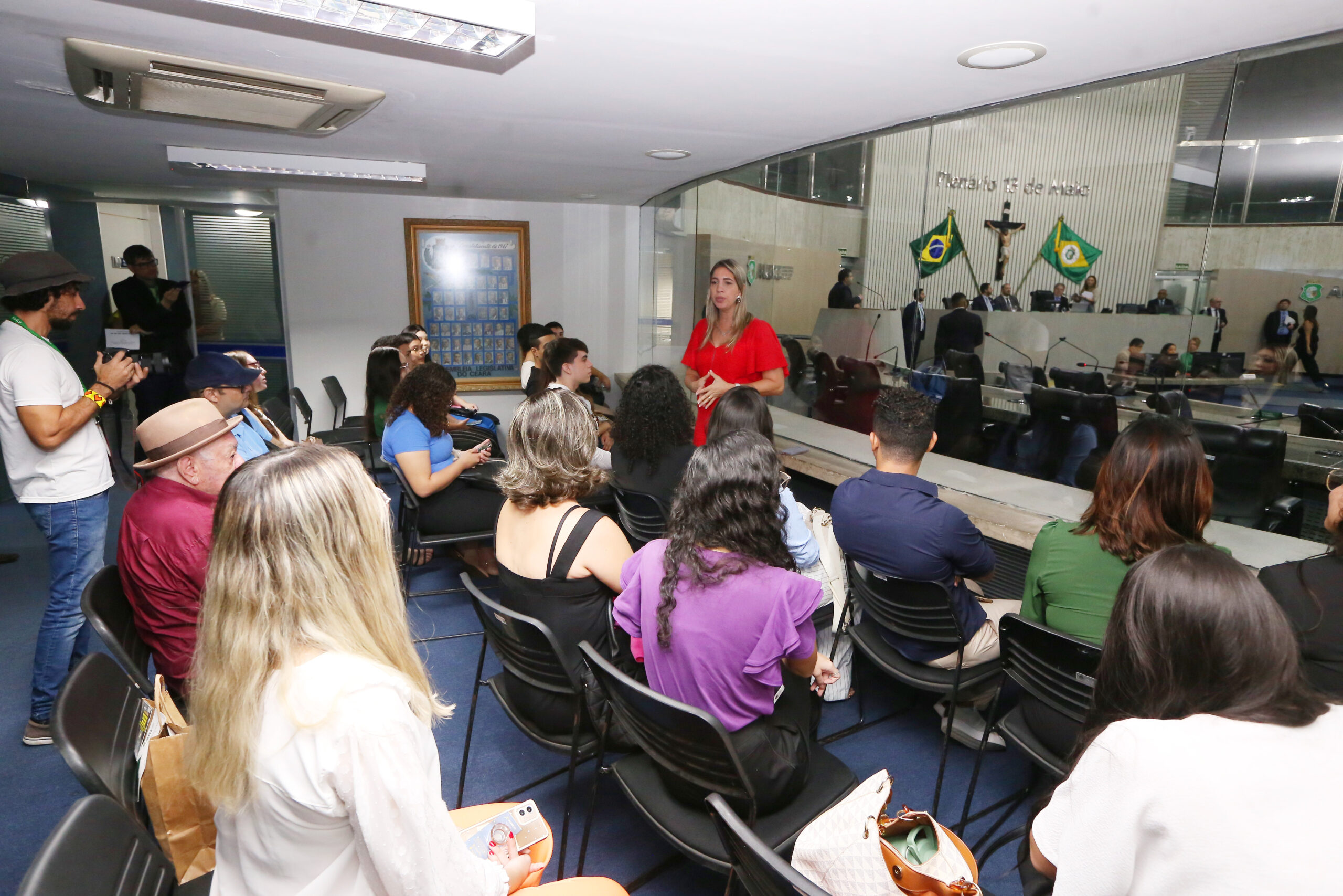 Universitários de Fortaleza e estudantes de escola de Caucaia visitam a Alece