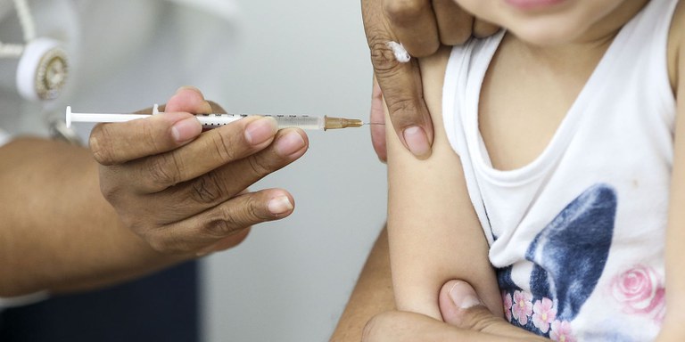 Saúde defende permanência da vacina contra covid 19 em calendário de vacinação