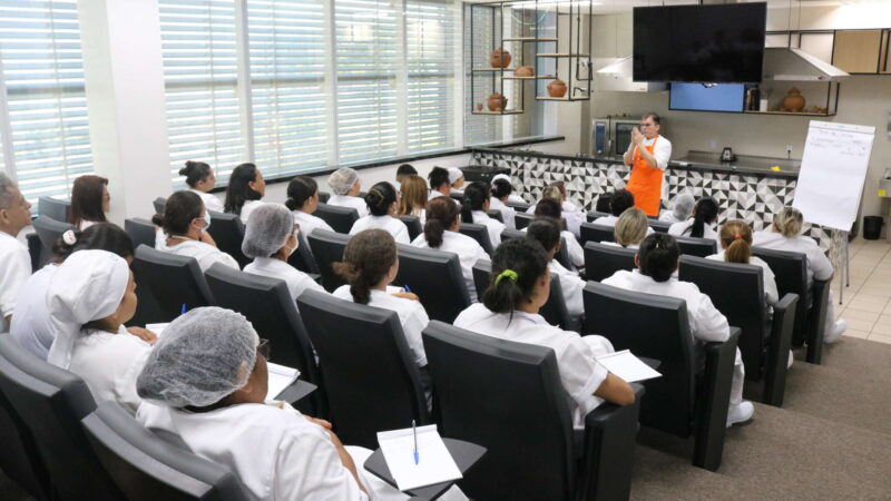 Manipuladores de alimentos de escolas estaduais participam de formação na Escola de Gastronomia Social