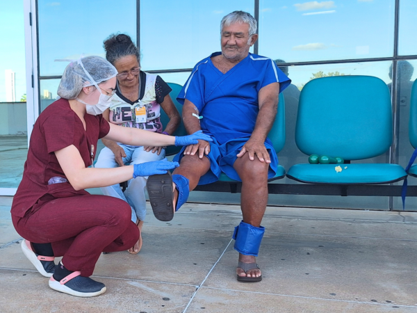 Fisioterapia ao ar livre e banhos de sol favorecem recuperação de pacientes no HRC