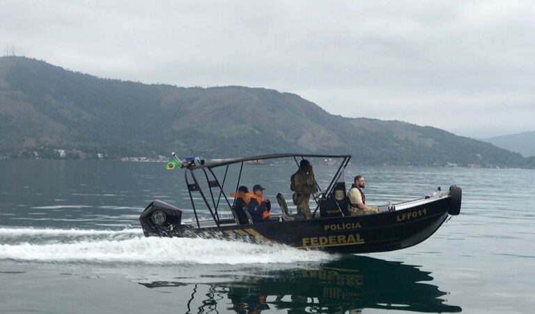 Ação conjunta apreende sete veleiros piratas em Angra dos Reis