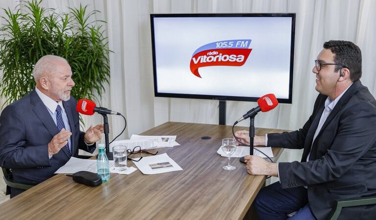 Lula em Uberlândia: ‘Estamos reconstruindo esse país’, diz à Rádio Vitoriosa