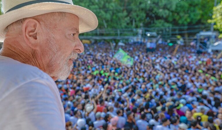 Presidente Lula participa da procissão do Círio de Nazaré. Assista
