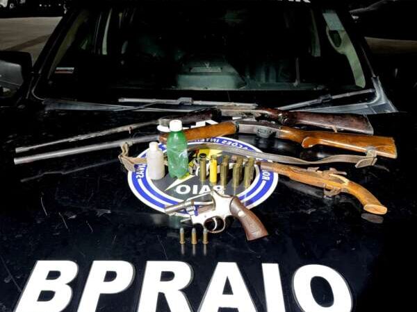 Homem é preso pela PMCE em posse de quatro armas de fogo no município de Monsenhor Tabosa