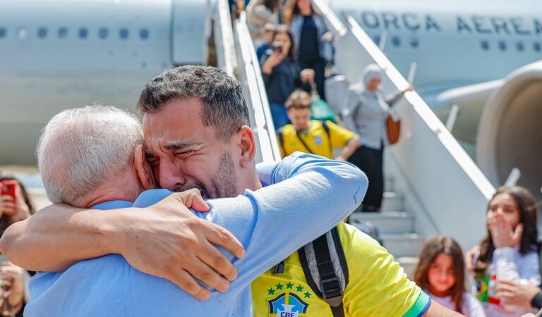 Brasileiros resgatados no Líbano agradecem ao governo e a Lula com relatos emocionados