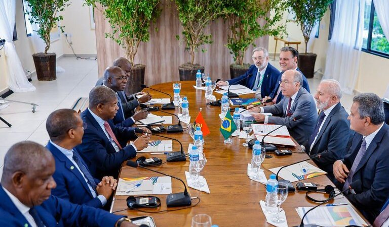 Lula faz reunião com o presidente de Angola, país convidado para Cúpula