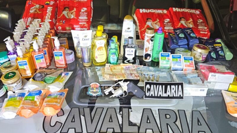 PMCE prende em flagrante dois homens por roubo a estabelecimento comercial em Caucaia