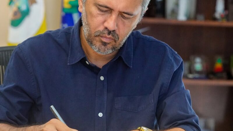 Governador Elmano anuncia prorrogação de concurso da Uece e parcelamento do ICMS de Natal