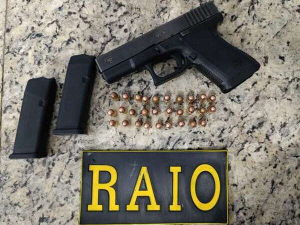 PMCE prende suspeito ao descartar pistola no mar na Barra do Ceará