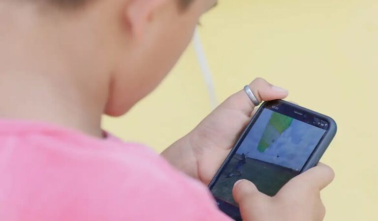 Aprovado projeto para restringir uso de celular em escolas