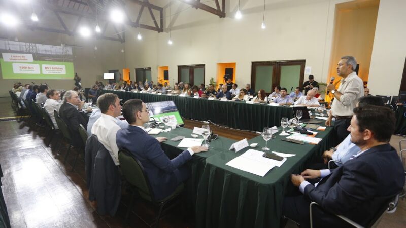 Governador Elmano reúne secretariado e anuncia para fevereiro abertura do Hospital Universitário do Ceará