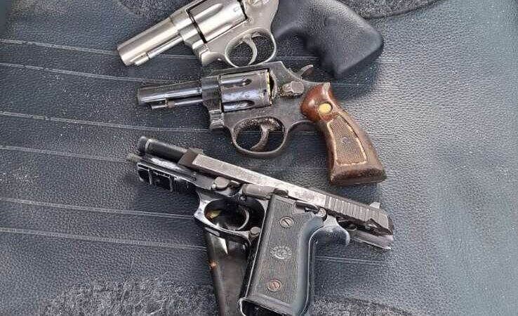 PMCE prende três suspeitos com armas de fogo, drogas e veículos roubados em Itapipoca