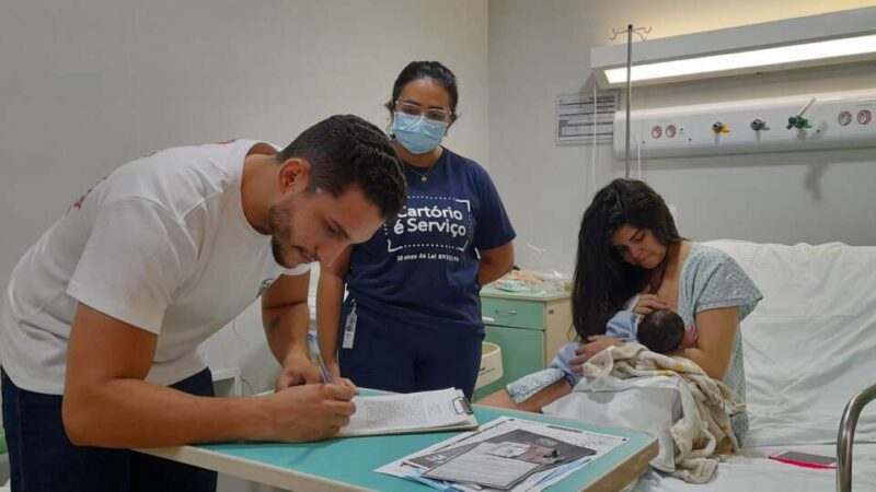 Iniciada em 2022, parceria entre Hospital Regional do Sertão Central e cartório já emitiu mais de 700 registros de nascimento