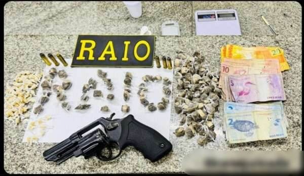 Após tentativa de fuga pelos telhados, PMCE prende suspeito com armas e drogas em Quixadá