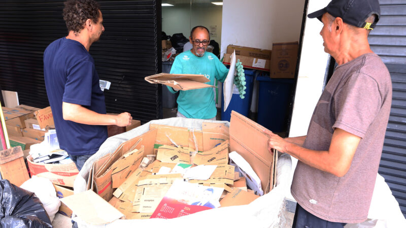 Alece doa 654 kg de resíduos sólidos para associação de reciclagem
