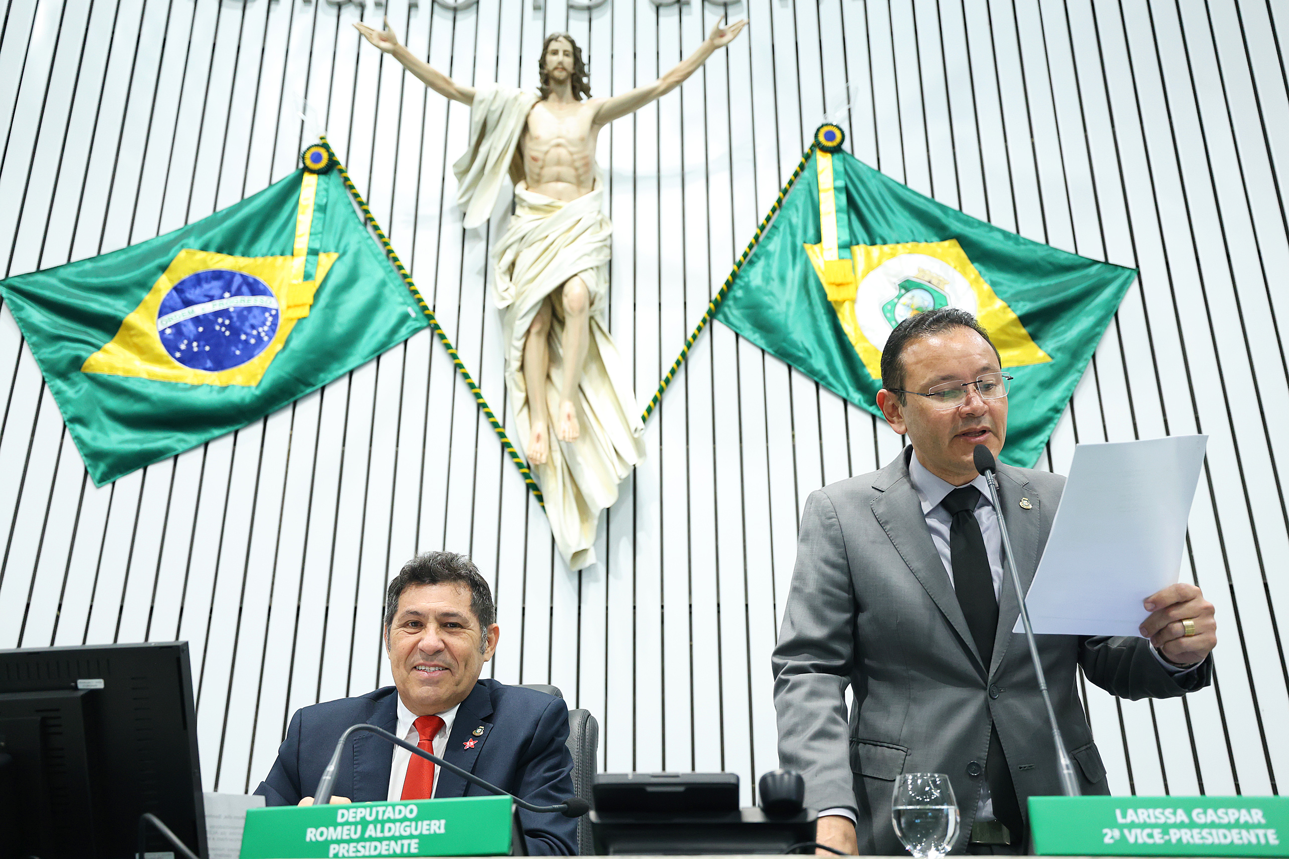 Treze projetos de parlamentares iniciam tramitação na Alece