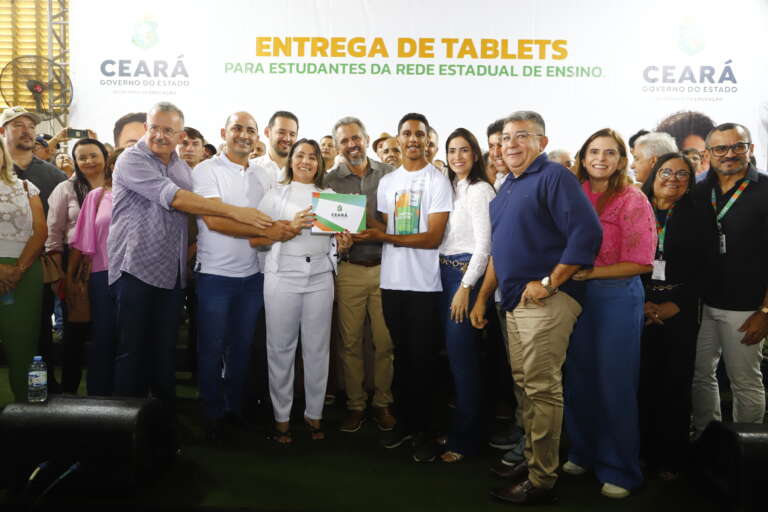 Investindo mais de R$ 6,4 milhões, Governo do Ceará entrega tablets e inaugura CEI e Cras em Lavras da Mangabeira