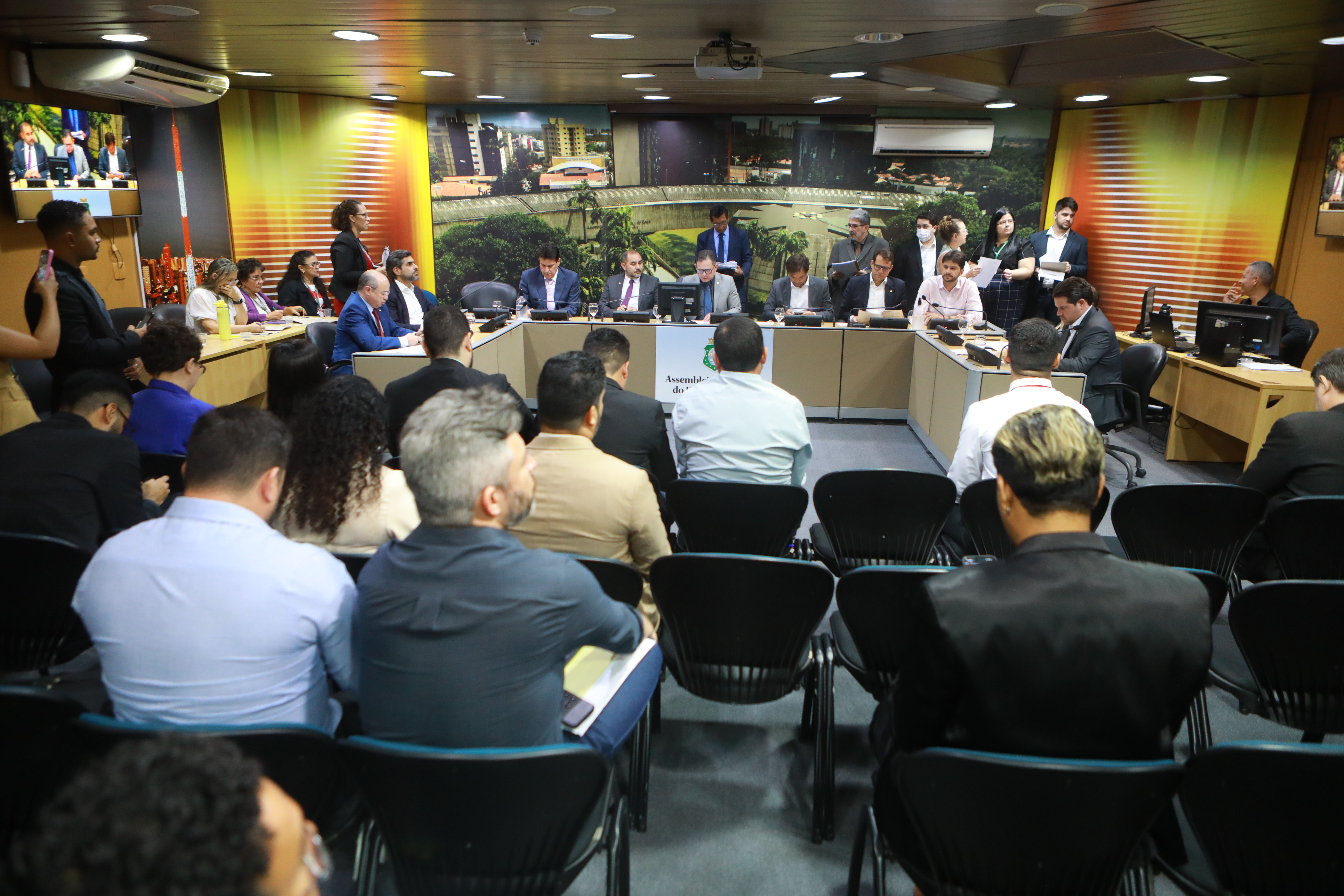 Cinco comissões da Alece realizam reuniões e aprovam projetos do Executivo e de deputados