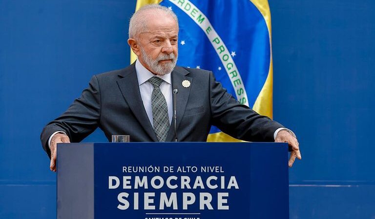 Lula afirma que manutenção da democracia exige superar desigualdades sociais