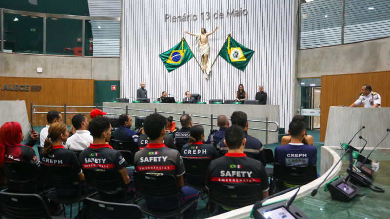 Socorristas voluntários de Fortaleza são homenageados em solene na Alece