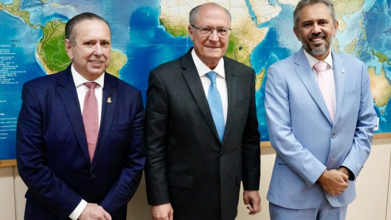 Pacote do Governo Federal deve contemplar exportadores do Ceará atingidos pelo tarifaço dos EUA, afirma governador Elmano
