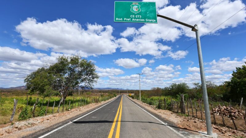População de Jaguaribara celebra entrega da pavimentação da CE-273 e da Areninha no distrito de Curupati