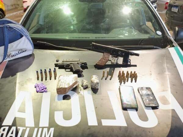 PMCE captura dupla em posse de armas e drogas em Caucaia