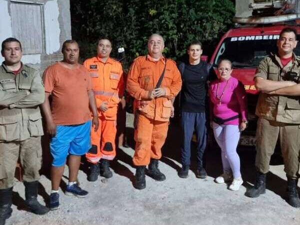 Corpo de Bombeiros resgata vítima de área de mata que enviou sinal de SOS via celular