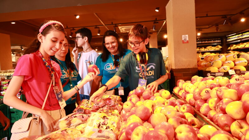 Adolescentes atendidos pelo Ciadi participam de atividade terapêutica em supermercado