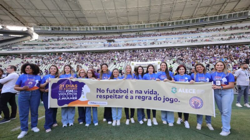 Alece leva campanha pelo fim da violência contra a mulher a milhares de torcedores no Castelão