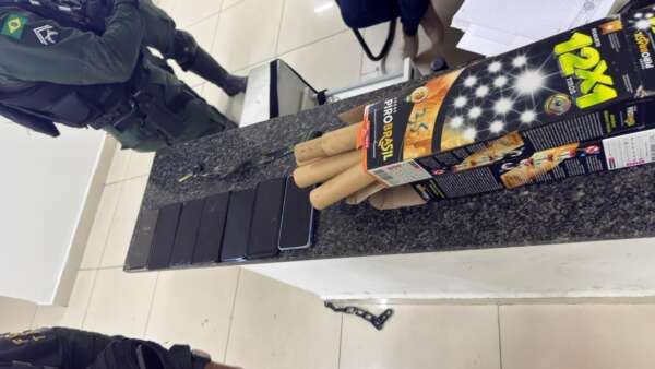 PMCE conduz 13 pessoas por queima de fogos e pichações em alusão a grupo criminoso