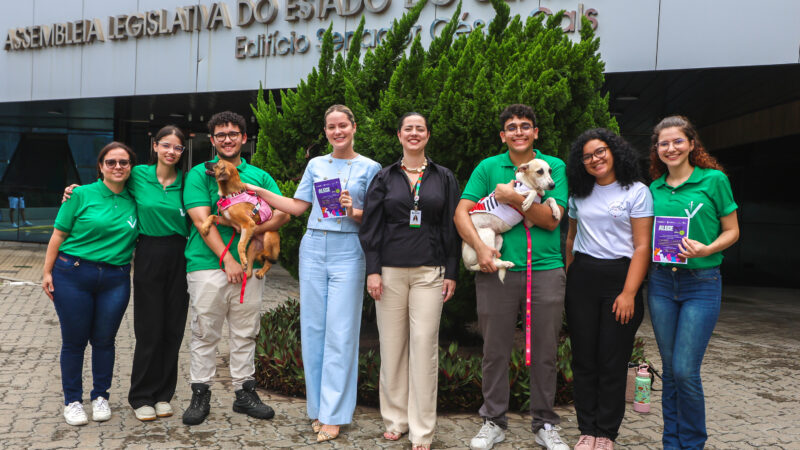 Estudantes de Medicina Veterinária e mascotes convidam público para o Alece Pet
