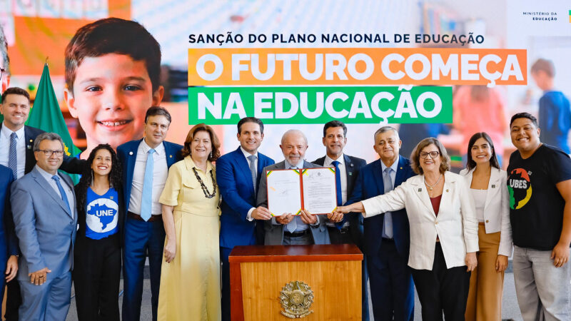 Governador Elmano de Freitas participa da sanção do Plano Nacional de Educação, em Brasília
