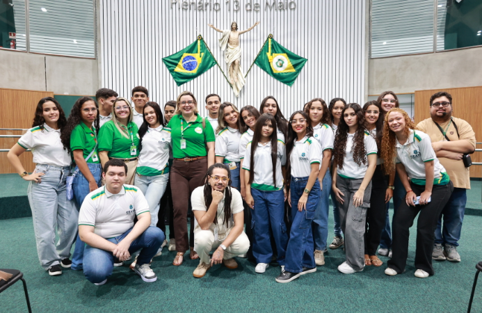 O Parlamento e sua História: 19 alunos de Jaguaribe conhecem a Alece nesta sexta