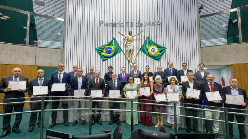Alece homenageia profissionais que lutam no combate ao câncer no Ceará