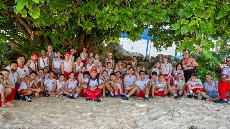 Alunos do Colégio do Corpo de Bombeiros aprendem sobre sustentabilidade na Praia da Leste-Oeste